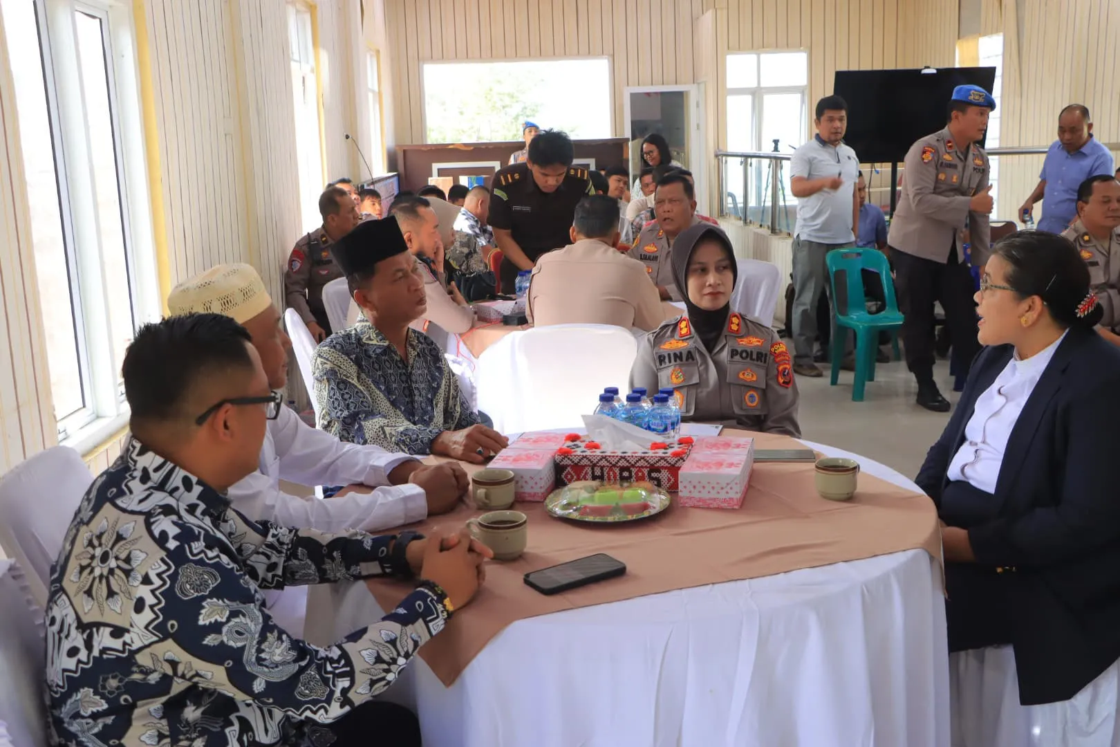 Kapolres Samosir AKBP Rina Frillya,Briston A.M Napitupulu, Asisten I Pemkab Samosir Drs. Tunggul Sinaga,DPRD Dan Kejaksaan Negeri Samosir, Serta Perwakilan TNI Laksanakan Doa Bersama.(Doc/Foto:Polres Samosir)