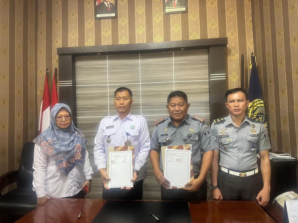 Kalapas Tebing Tinggi Dan Didampingi Staf Beserta Kepala BNN Kompol Hendro Wibowo Didampingi Staf Memperlihatkan Hasil Penandatanganan Nota Kesepahaman P4GN.(Doc/ Foto : Lapas Tebing Tinggi)